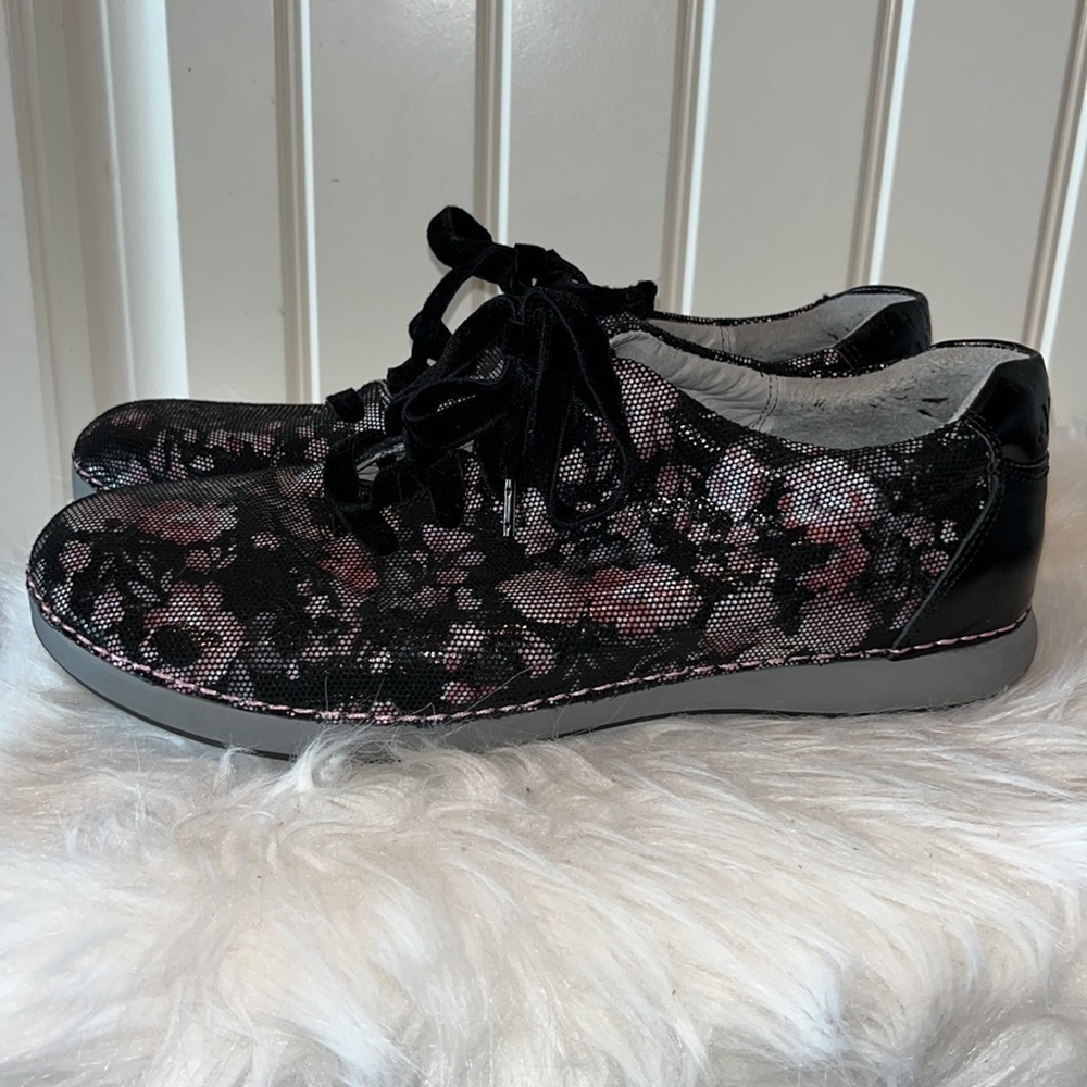 Alegria Floral black comfort sneakers size euro 41=US 10.5/11 flaw- no insoles